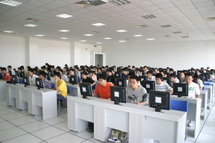 陳洪視察本科生計算機基本技能培訓與測試考場 強調夯實信息技術基礎